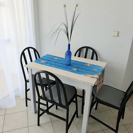 Blue Eyes إكْسِيا